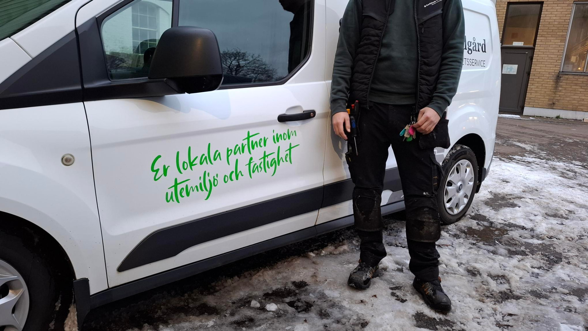 Karlslunds Trädgårds servicebil med texten Er lokala partner inom utemiljö och fastighet